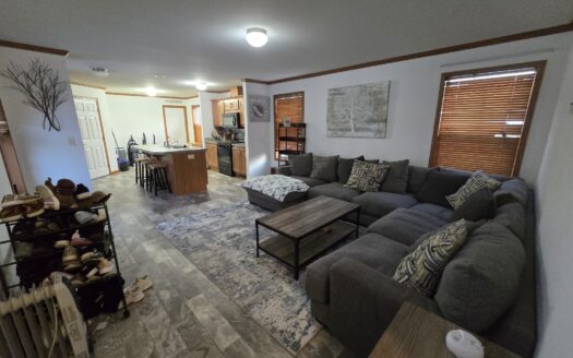 Still Like New! Move Right In!