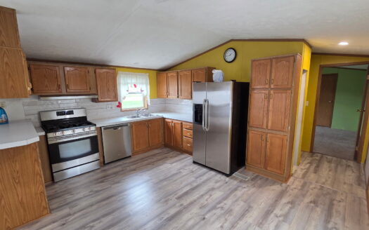 Corner Lot! Sought After Neighborhood! LOW lot rent!